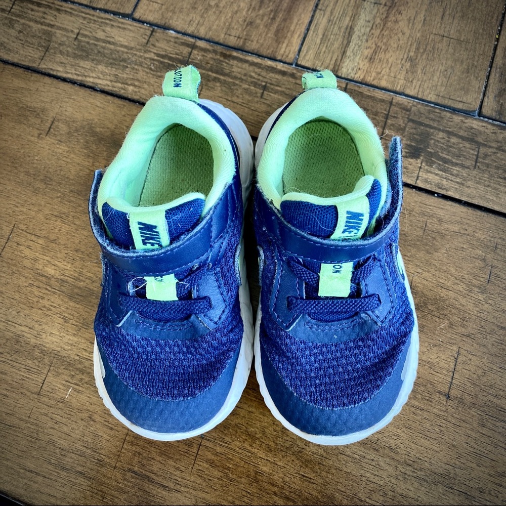 Nike Revolution - Navy/Volt